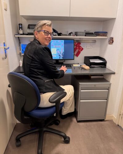 𝐀𝐜𝐡𝐭𝐞𝐫 𝐝𝐞 𝐬𝐜𝐡𝐞𝐫𝐦𝐞𝐧 𝐰𝐨𝐫𝐝𝐭 𝐞𝐫 𝐡𝐚𝐫𝐝 𝐠𝐞𝐰𝐞𝐫𝐤𝐭! 💻🎈
Ik ben volop bezig met de voorbereidingen voor de Week van de Stenen Winkel – want volgende week is het zover!

Van 5 t/m 11 mei vieren we de kracht van lokale winkels, en bij Marian’s Kookwereld maken we daar natuurlijk iets bijzonders van:

🎁 Bij een aankoop vanaf €25,- krijg je een macaron set cadeau
🍪 Er staat wat lekkers op de toonbank
🖼️ In de etalage hangen klantreviews
🏆 En je maakt kans op een luxe WMF bolletjesgarde t.w.v. €33,-!

Wil jij meehelpen om lokaal kopen in de spotlight te zetten?
➡️ Breng volgende week een bezoekje aan onze winkel
➡️ Like, deel of reageer op onze posts

Zo vieren we samen de kracht van stenen winkels! 💛
Meer weten? 👉 https://weekvandestenenwinkel.com

#weekvandestenenwinkel #kooplokaal #marianKookwereld #Naaldwijk #voorbereidingen #koopklein #Naaldwijk #marianKookwereld  #kookwinkelwestland #kookwinkeldenhaag #kookwinkelnaaldwijk #naaldwijkwinkelrijk